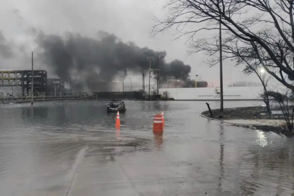 Recientemente, se difundió un video que muestra el momento preciso en que se desató el incendio en la Refinería Olmeca de Dos Bocas