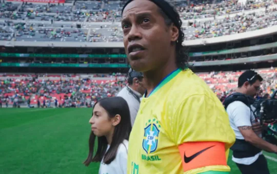 La presencia de Ronaldinho deleita a los aficionados en el Estadio Banorte