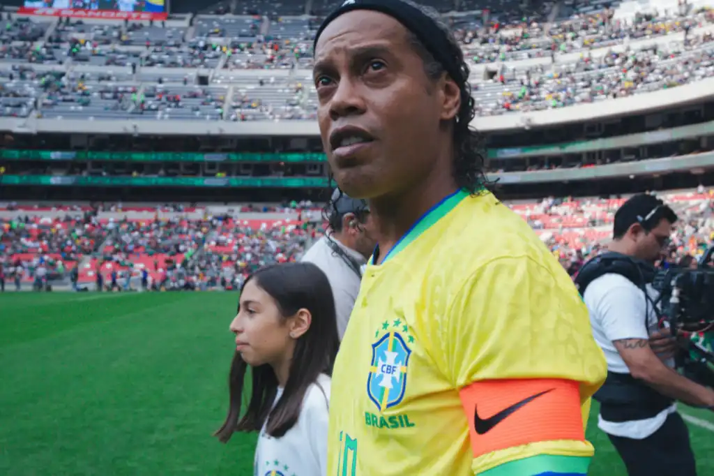 La presencia de Ronaldinho deleita a los aficionados en el Estadio Banorte