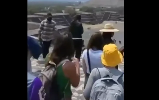 Video revela los momentos previos al ataque en la Pirámide de la Luna en Teotihuacán