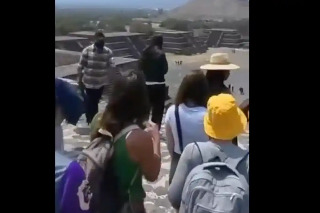 Video revela los momentos previos al ataque en la Pirámide de la Luna en Teotihuacán