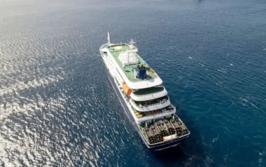 Brote de hantavirus deja víctimas y mantiene aislado a un crucero