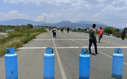 Agreden con disparos a maestros de la CNTE durante bloqueo en Mitla