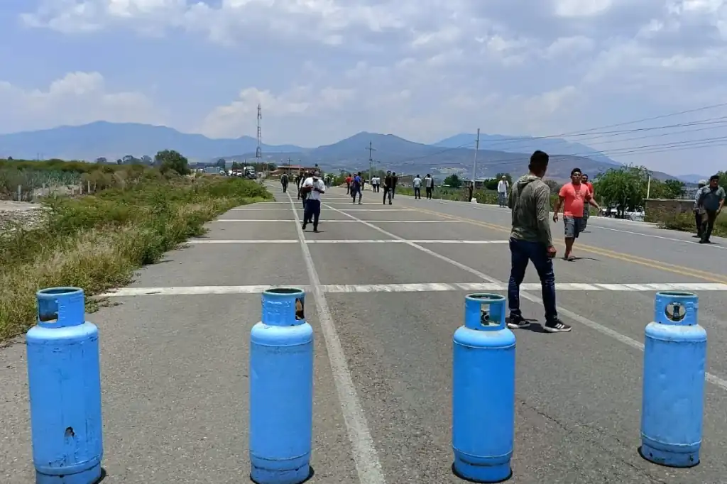 Agreden con disparos a maestros de la CNTE durante bloqueo en Mitla
