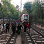 Desalojo en el Tren Ligero deja a usuarios caminando por las vías
