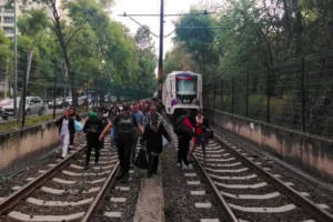 Desalojo en el Tren Ligero deja a usuarios caminando por vías