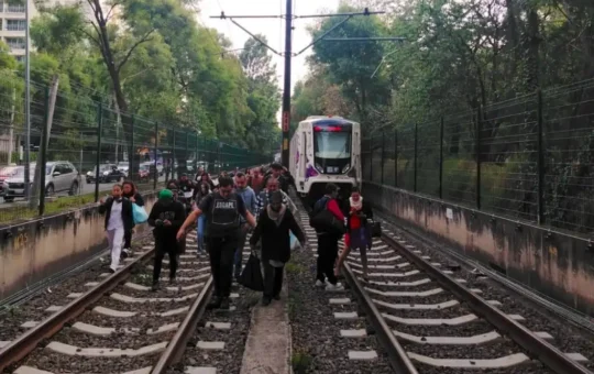 Desalojo en el Tren Ligero deja a usuarios caminando por vías