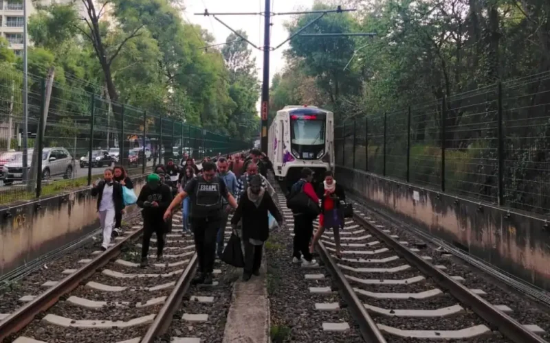 Desalojo en el Tren Ligero deja a usuarios caminando por vías