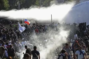 Enfrentamientos en Chile tras protesta estudiantil contra recortes educativos