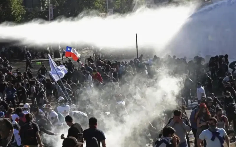 Enfrentamientos en Chile tras protesta estudiantil contra recortes educativos