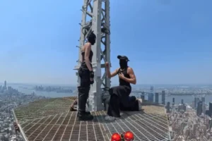 Dos escaladores son arrestados tras desplegar pancarta en la antena del Empire State Building
