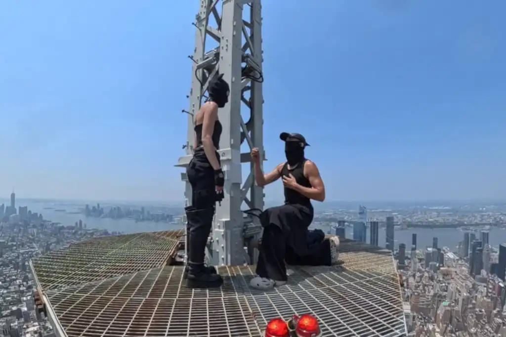 Dos escaladores son arrestados tras desplegar pancarta en la antena del Empire State Building