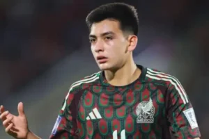 Gilberto Mora se gradúa de la preparatoria tras brillar en el Mundial 2026