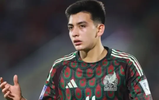 Gilberto Mora se gradúa de la preparatoria tras brillar en el Mundial 2026