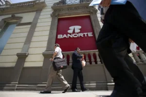 Banorte y Santander toman ventaja en el ecosistema digital bancario