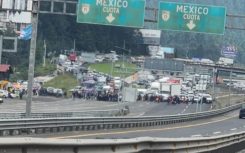 Bloqueo en La Marquesa paraliza la México-Toluca