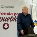 Gobernador de Baja California Sur llora al defender el sueldo de su hija